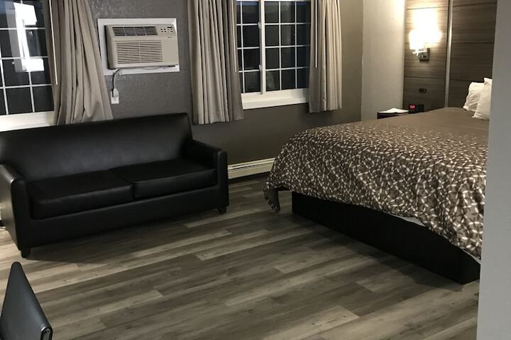 Deluxe Room Jacuzzi Suite 1 King Bed with Sofa Bed (7 of 7)