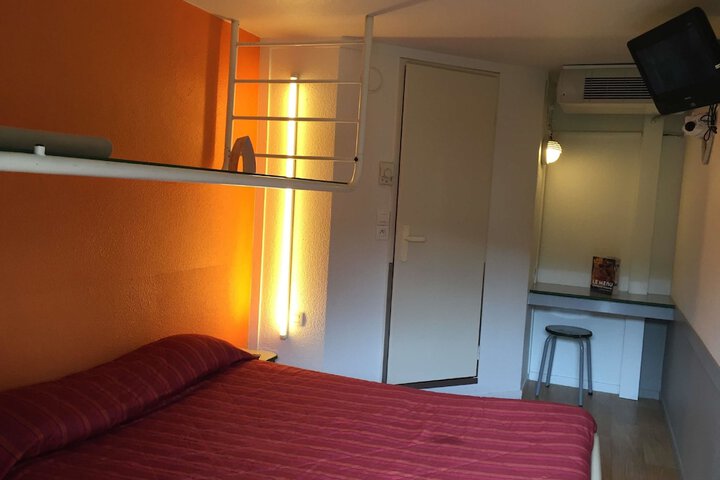 Room 15 of 48