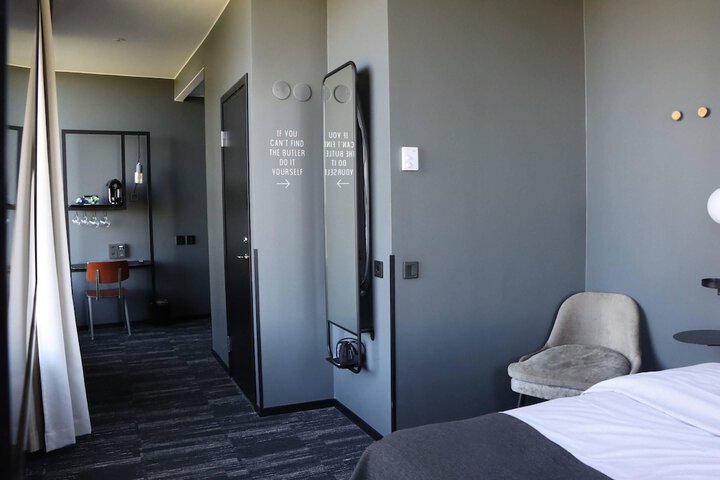 Room 10 of 32