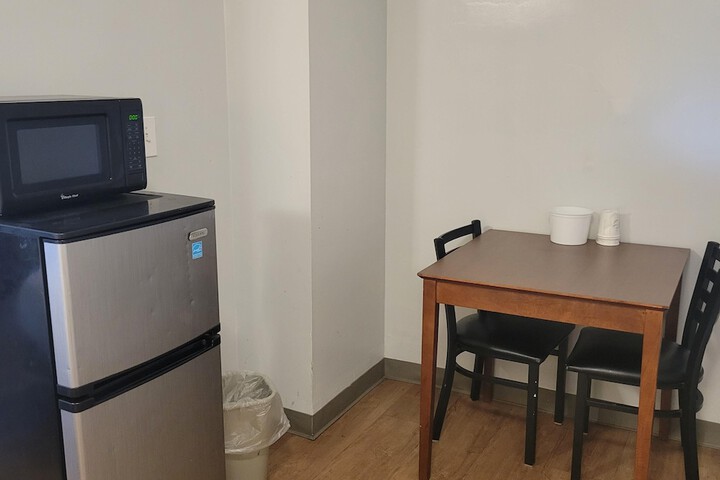 1 Queen Bed Kitchen (12 of 12)