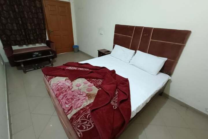 Room 10 of 12