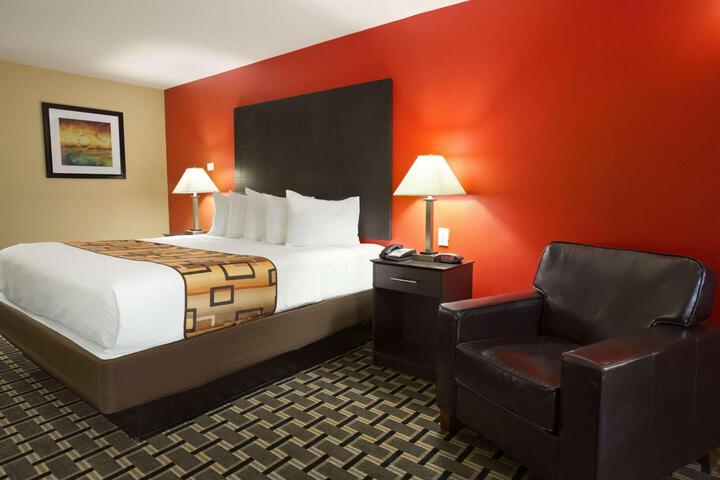 2 Queen Beds (3 of 4)