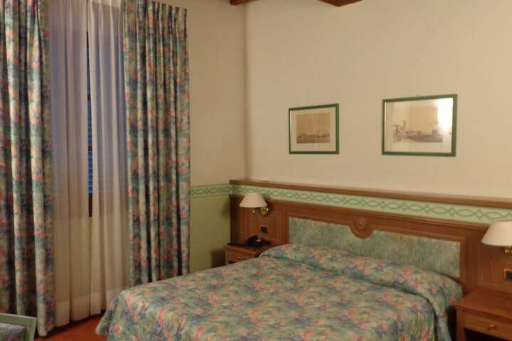 Room 6 of 28