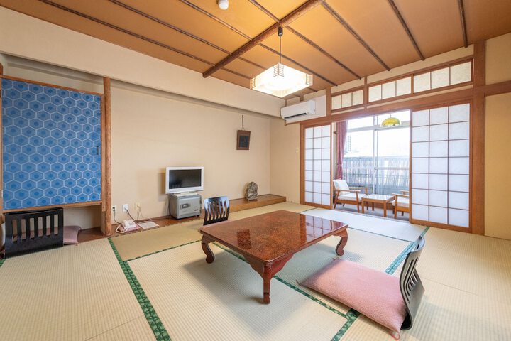 Room 6 of 17