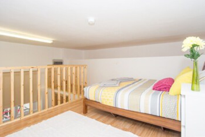 Room 4 of 6
