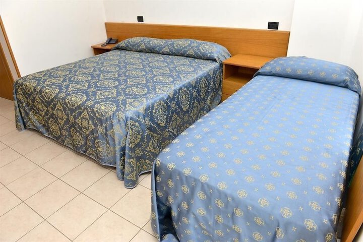 Room 9 of 11