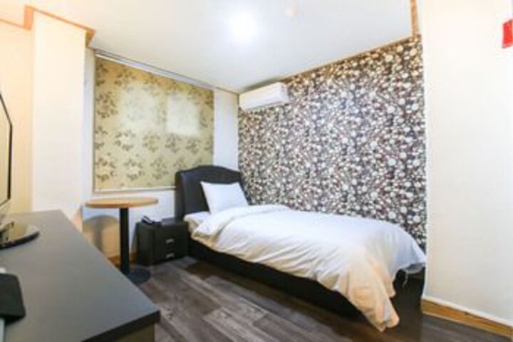 Room 13 of 37