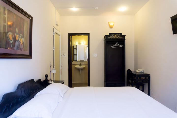 Room 2 of 48