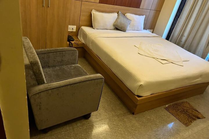 Room 5 of 13