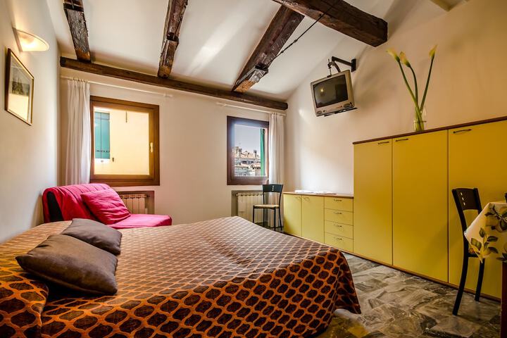Room 4 of 25