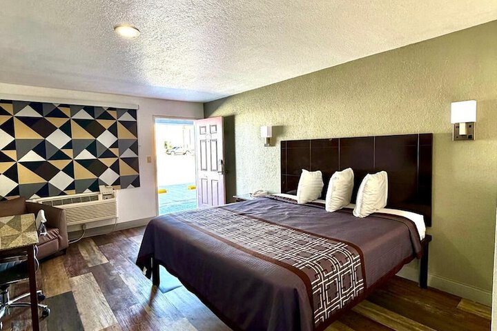 Room 7 of 12