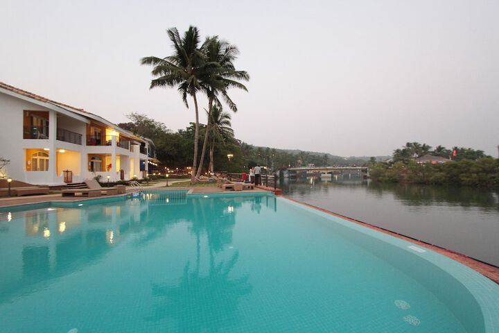 Hotel Pool