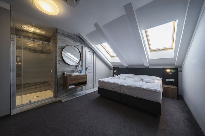 Room 13 of 97