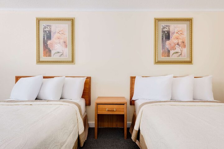 2 Double Beds (3 of 5)