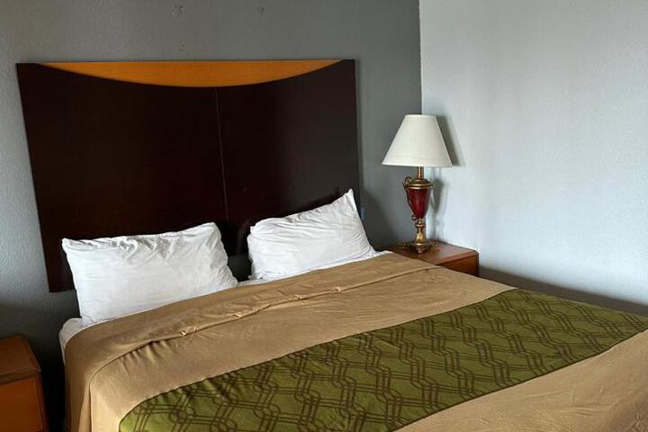 1 King Bed (2 of 7)