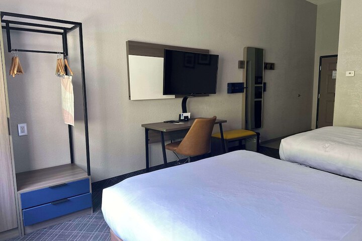2 Queen Beds (11 of 15)