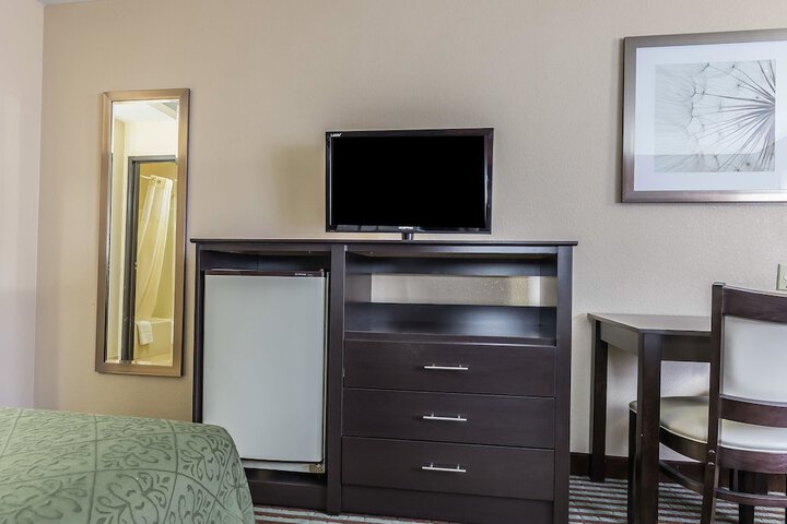1 Queen Bed (1 of 12)