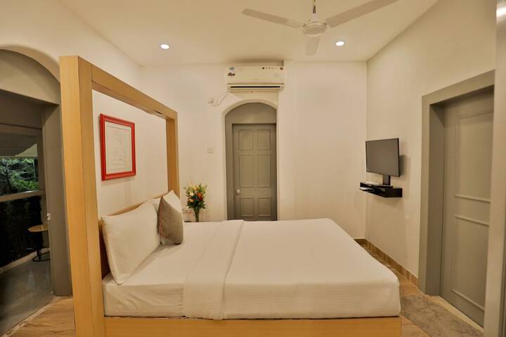 Room 9 of 33