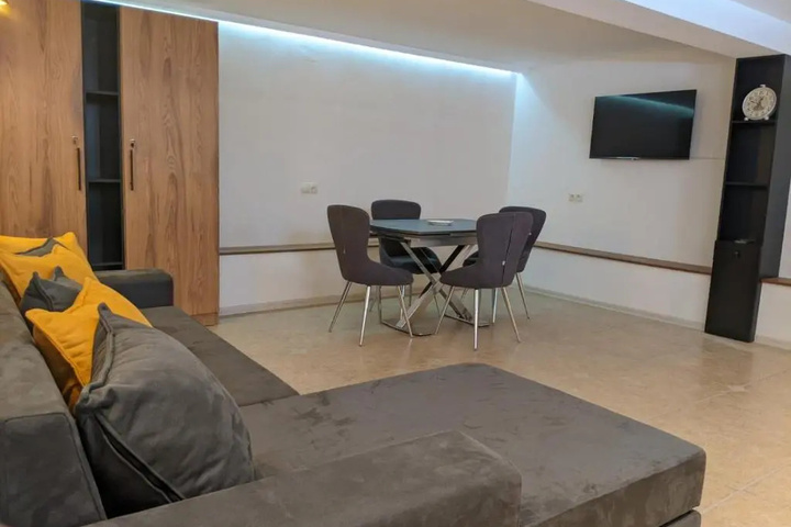 Room 2 of 10