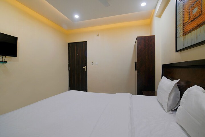 Room 17 of 33