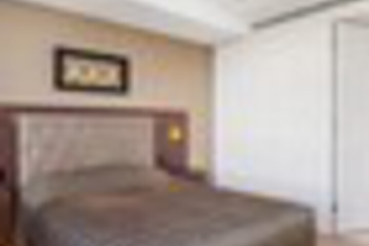 Room 5 of 90