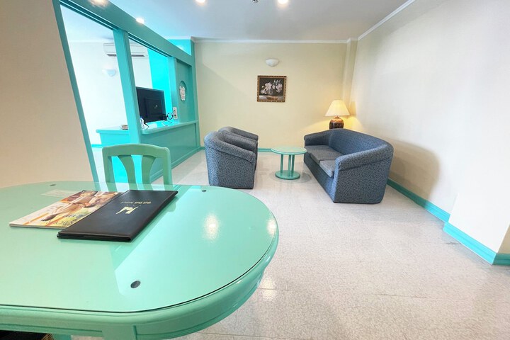 Room 10 of 30