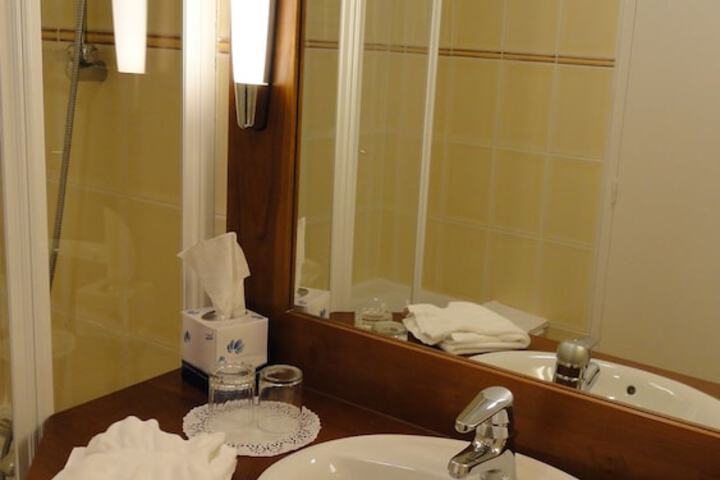 Room 30 of 42