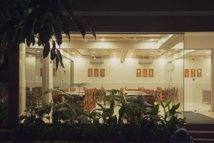 Lounge 19 of 23