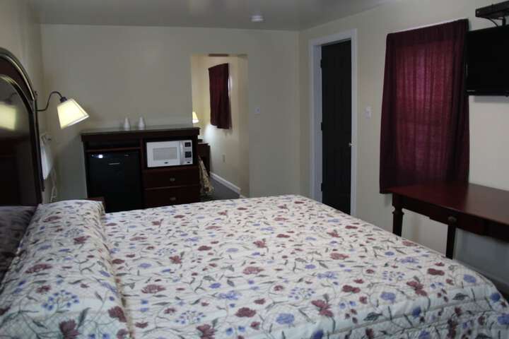 1 King Bed (1 of 10)