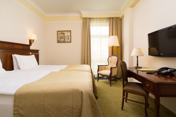 Room 16 of 108