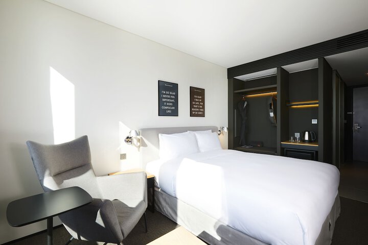 Room 6 of 30