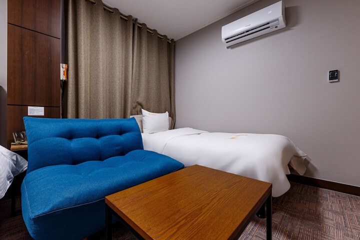 Room 16 of 37