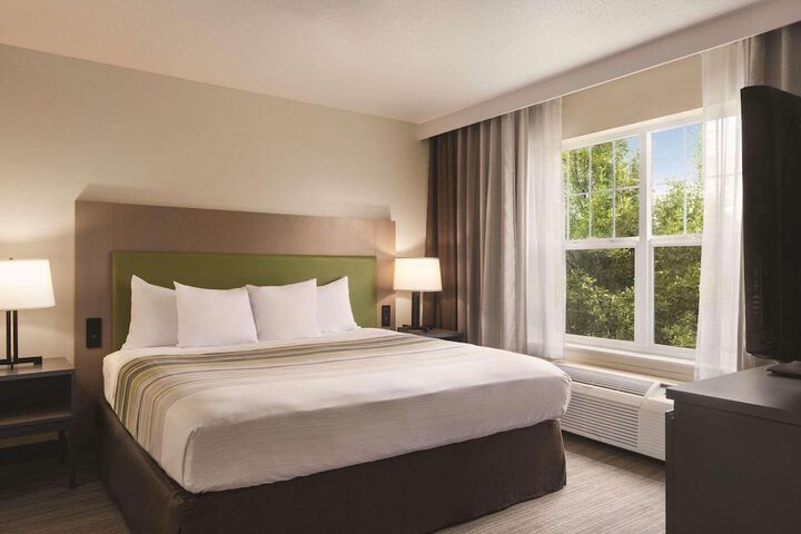 1 King Bed (3 of 9)
