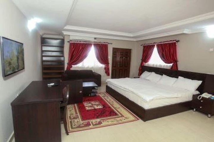 Room 9 of 33