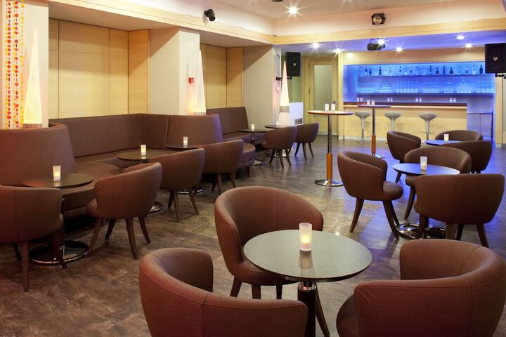 Lounge 76 of 96
