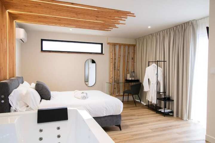 Room 9 of 33