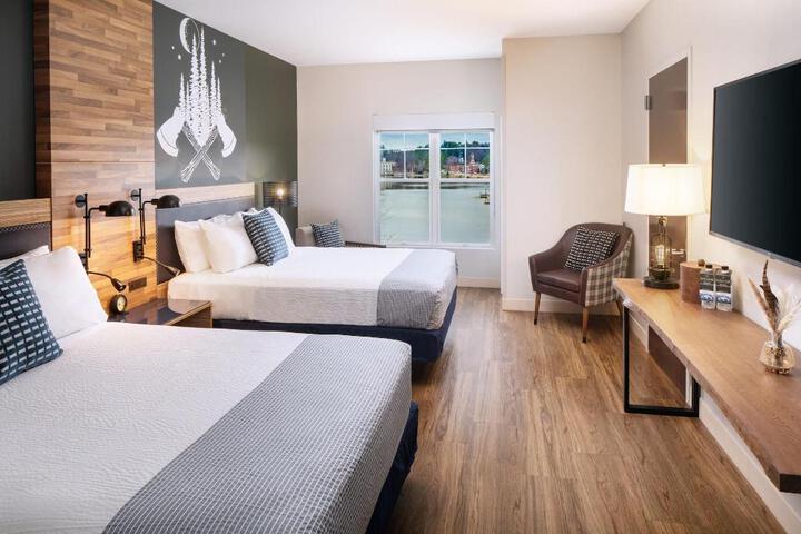 Standard | King Bed (3 of 10)