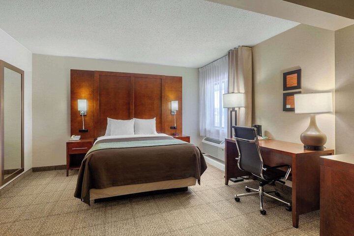 1 Queen Bed Accessible (6 of 24)