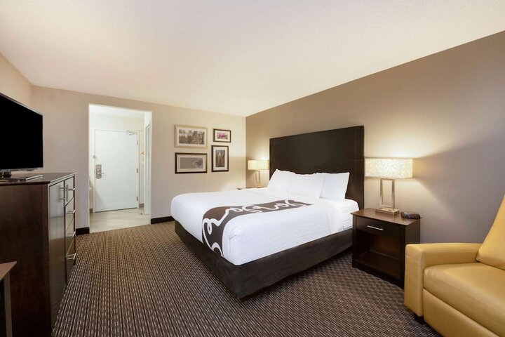 1 King Bed (5 of 18)