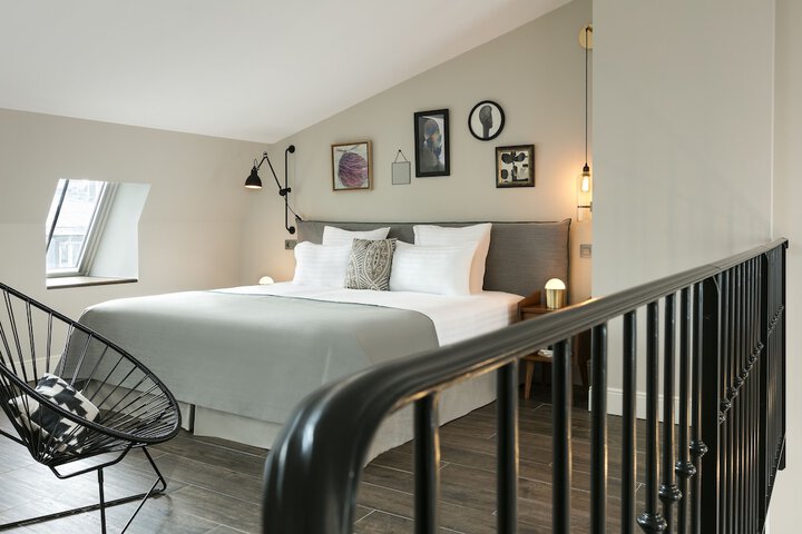 Room 9 of 94