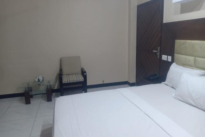 Room 5 of 12