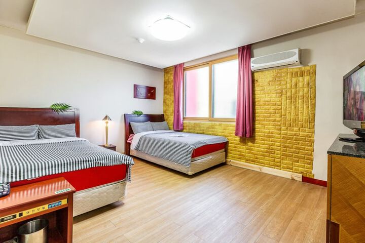 Room 6 of 33