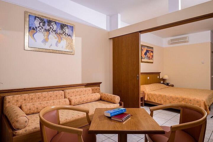 Room 27 of 340