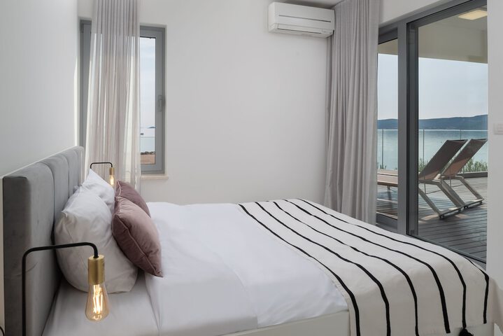 Room 5 of 70
