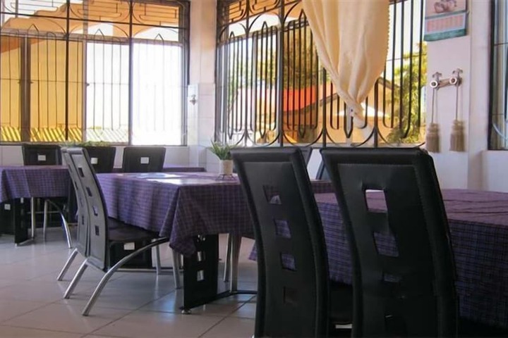 Dining 2 of 7