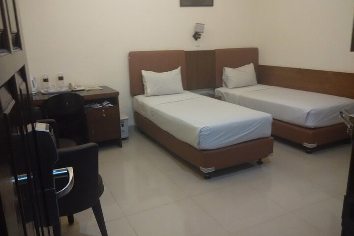 Room 6 of 12
