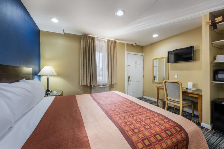 Deluxe Room with King Bed (18 of 26)