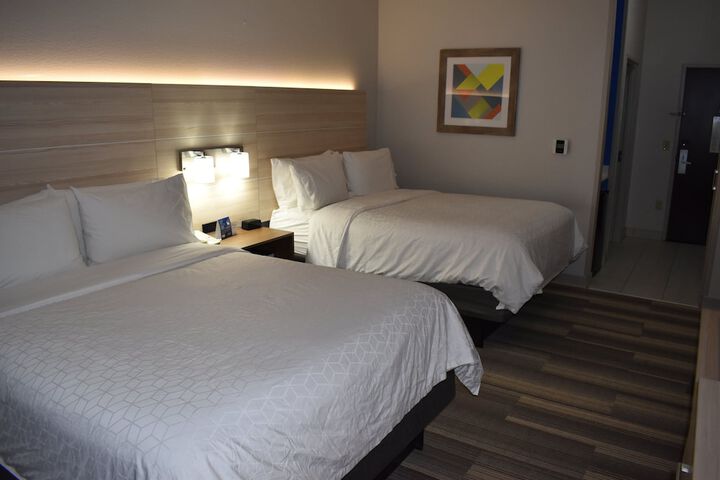 2 Queen Beds (3 of 4)