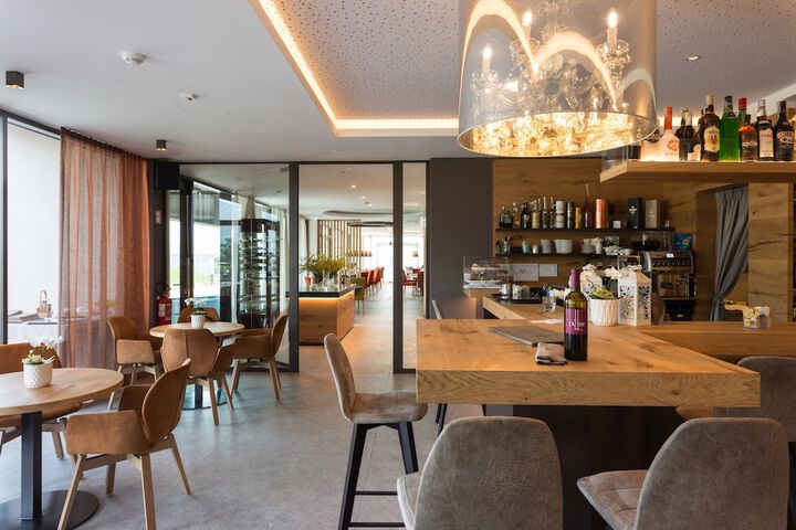 Lounge 52 of 60