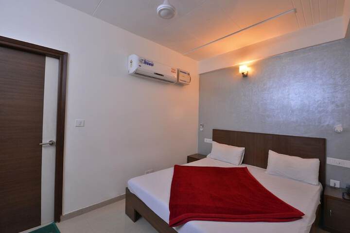 Room 6 of 37